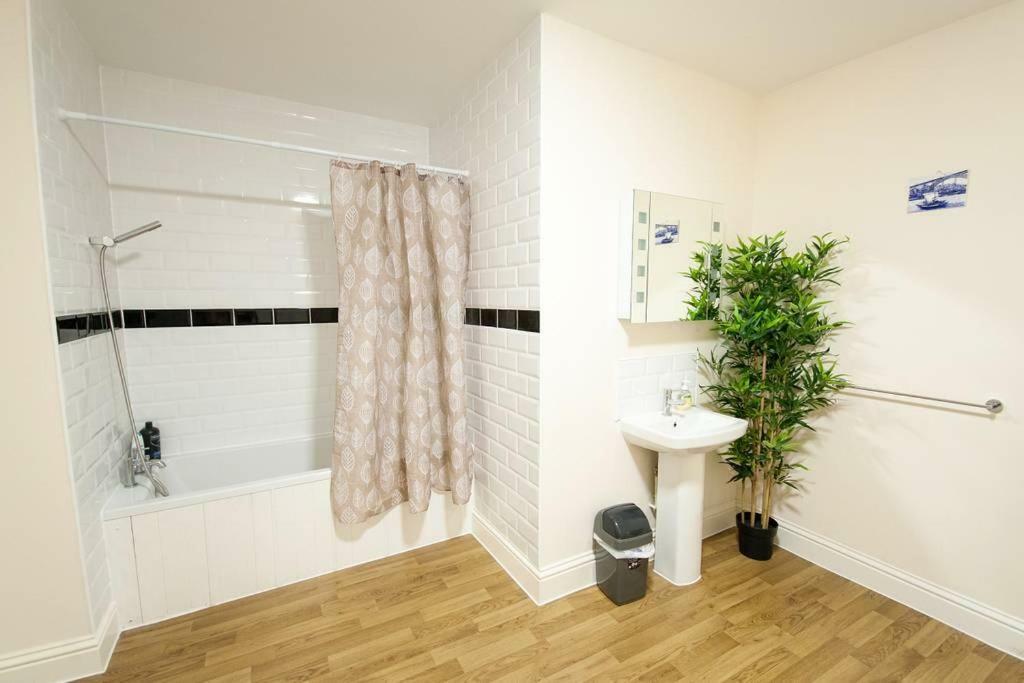 بريستول The Broadmead Forest - Spacious City Centre 3Bdr Apartment المظهر الخارجي الصورة